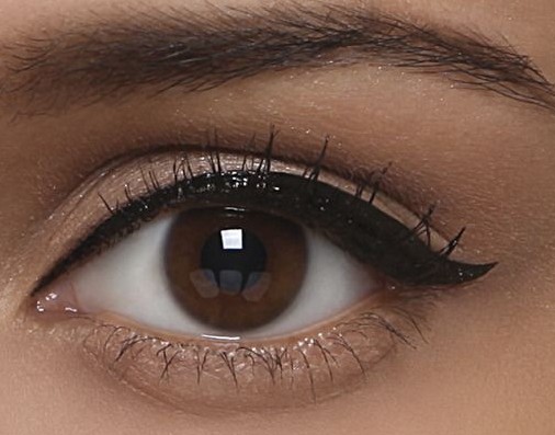 امنحي إطلالتك جمالاً مع قلم كحل وكحل العيون